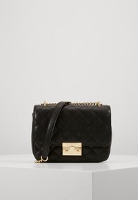 Borsa a tracolla nera in pelle trapuntata con chiusura in oro e tracolla a catena, dalla forma rettangolare strutturata e dalla superficie liscia.