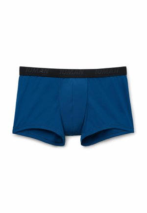 Blå herreboxershorts lavet af glat stof, med en sort elastik der har præget tekst. Skræddersyet pasform med en formsyet lomme.