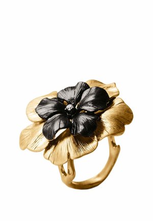 Anillo de oro con pétalos texturizados y un diseño de flor negra que presenta pétalos detallados y una pequeña gema central.