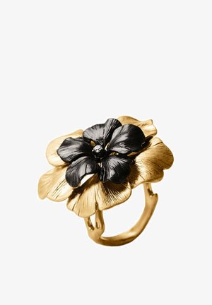 Anillo de oro con pétalos texturizados y un diseño de flor negra que presenta pétalos detallados y una pequeña gema central.