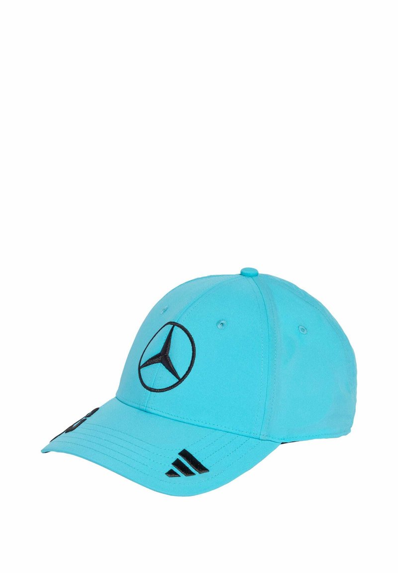 Turkis hat lavet af stof, med et sort Mercedes-logo på forsiden og sorte Adidas-striber på skyggen. Justerbar bag.