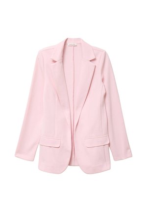 Lichtroze getailleerd blazer met inkeping revers, lange mouwen en twee voorzakken met klep, plat uitgestald op een witte achtergrond.