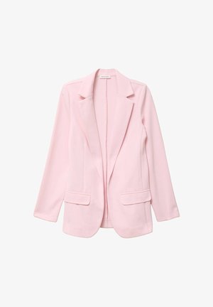 Lichtroze getailleerd blazer met inkeping revers, lange mouwen en twee voorzakken met klep, plat uitgestald op een witte achtergrond.