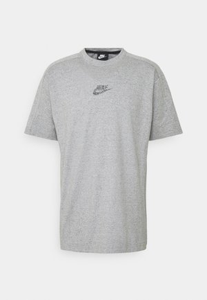 Grå t-shirt med korte ærmer lavet af bomuld, med et lille flerfarvet Nike-logo broderet på brystet, klassisk crew neck-design.