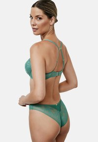 Teal kanten lingerieset bestaande uit een balconette beha met verstelbare schouderbandjes, delicate bloemenpatronen en bijpassende kanten achterste slip.