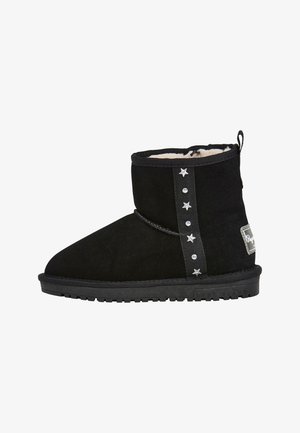 Schwarze Wildleder-Ankle Boots mit weichem Innenfutter, dekorativen silbernen Sternen und Nieten an der Seite sowie einer strukturierten Gummisohle.