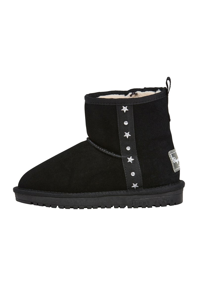 Stivaletto in suede nero con morbida fodera interna, stelle e borchie decorative argentate sul lato e suola in gomma testurizzata.
