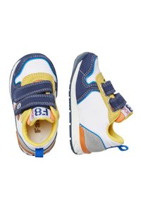 Sneaker per bambini in bianco, navy e giallo. Cinghie in Velcro, suola in gomma testurizzata e accenti colorati. Punta arrotondata e tallone rinforzato.