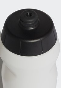 Botella de agua de plástico blanco con una tapa negra de rosca que cuenta con un pico y un agarre texturizado. El cuerpo es suave con un acabado brillante.