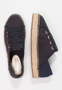 Námornické plátěné espadrilky s elastickými tkaničkami, juty obalenou střední částí a gumovou podrážkou; nazouvací design bez paty.