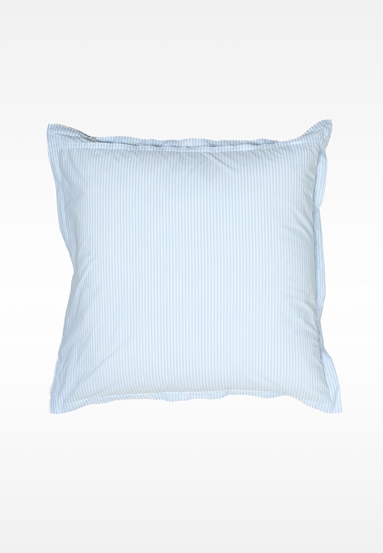 Quadratisches Kissen mit hellblauen und weißen vertikalen Streifen, weichem Stoff, eingefassten Kanten und einer glatten Textur.