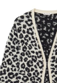 Cardigan maculato a leopardo in crema e nero, caratterizzato da una consistenza morbida e soffice, apertura frontale e bordo a contrasto lungo i bordi.