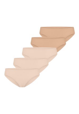 Sæt med fem sømløse hipster trusser til kvinder i forskellige nude nuancer, arrangeret i en diagonal gradient på en hvid baggrund.