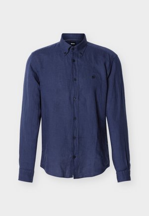 Granatowa koszula z długim rękawem, zapinana na guziki, z zapiętym kołnierzykiem i małym haftowanym logo na lewej piersi.