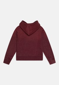 Bordová mikina s kapucňou a skráteným dizajnom, dlhými rukávmi a príjemným povrchom. Obsahuje dvojvrstvovú kapucňu a elastické manžety.