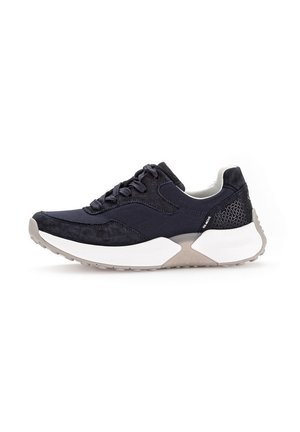 Marineblauwe sneaker van textiel en suède, met een witte en tan rubberen zool, veters en een patroonaccent op de hiel.
