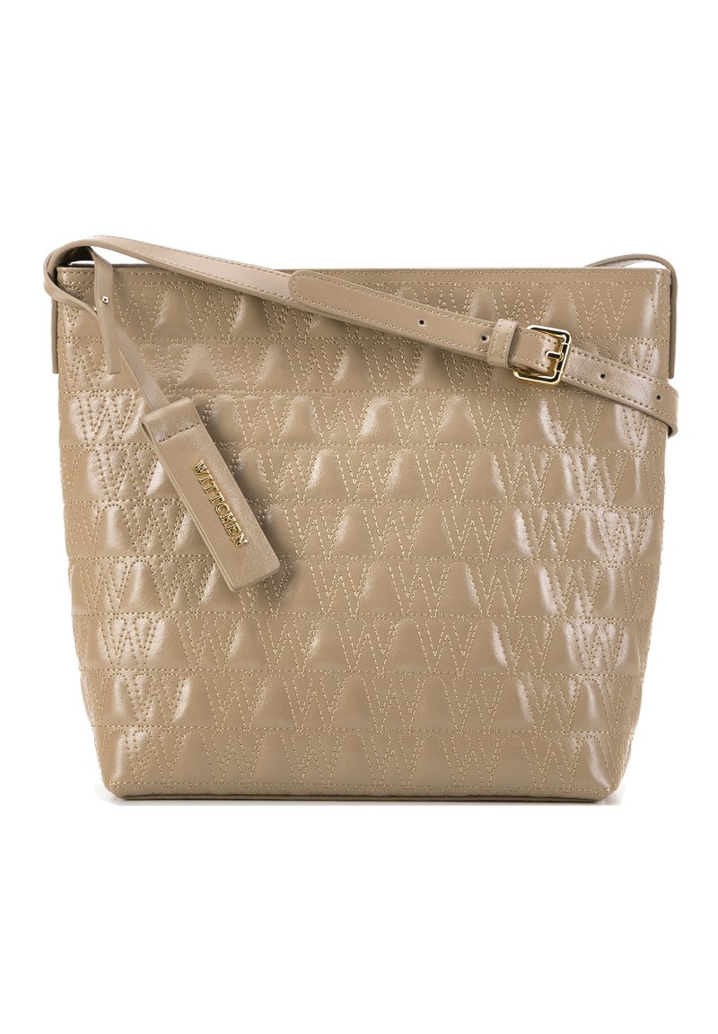 Borsa a spalla in pelle sintetica beige con un motivo a triangolo testurizzato, una tracolla piatta e una fibbia in tonalità oro. Include un'etichetta con il logo.