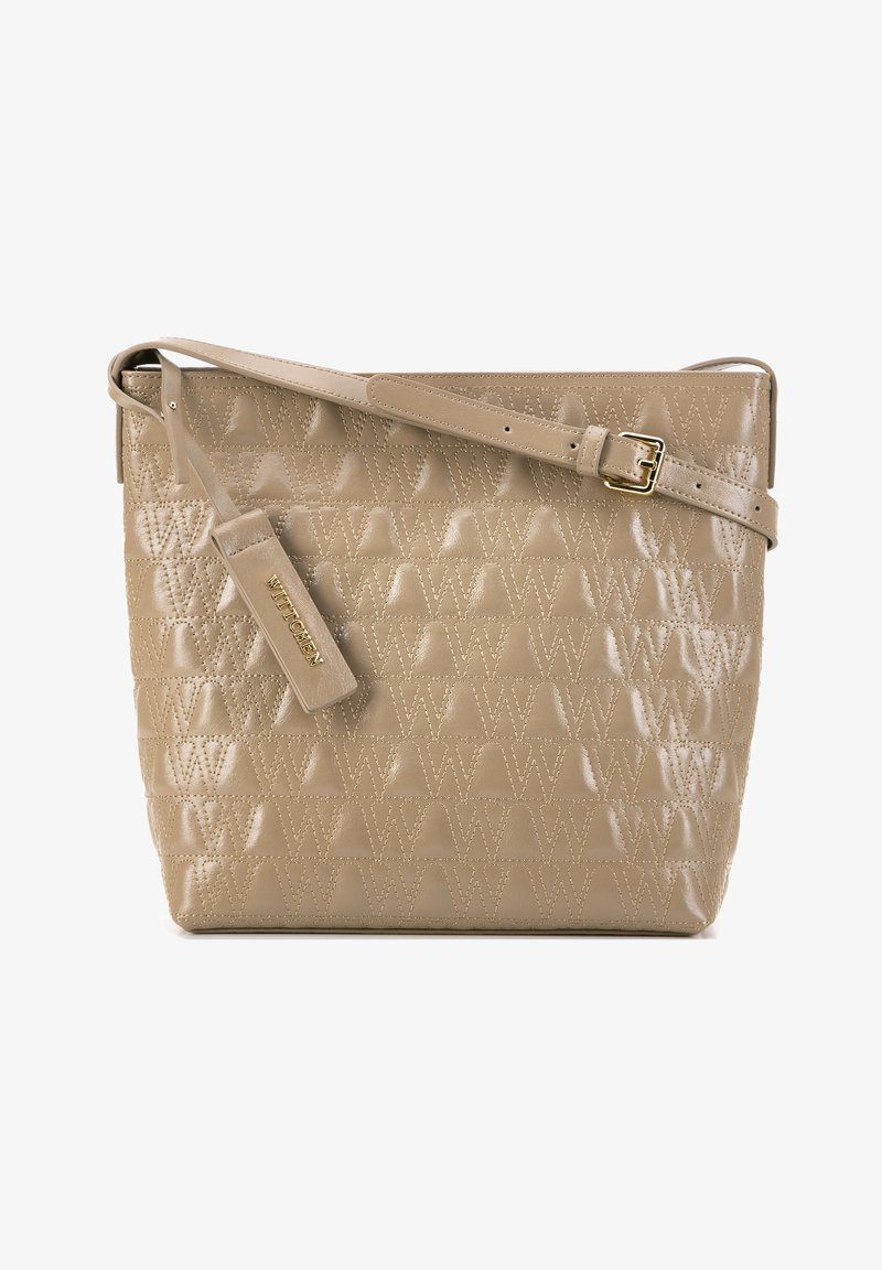 Borsa a spalla in pelle sintetica beige con un motivo a triangolo testurizzato, una tracolla piatta e una fibbia in tonalità oro. Include un'etichetta con il logo.