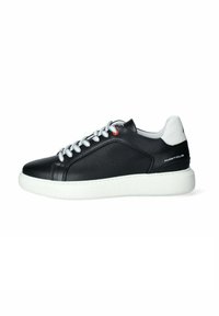 Sneaker in pelle nera con lati texturizzati, suola in gomma bianca e lacci argentati. Presenta un accento rosso e un dettaglio del tallone bianco liscio.