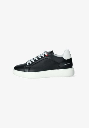 Sneaker in pelle nera con lati texturizzati, suola in gomma bianca e lacci argentati. Presenta un accento rosso e un dettaglio del tallone bianco liscio.