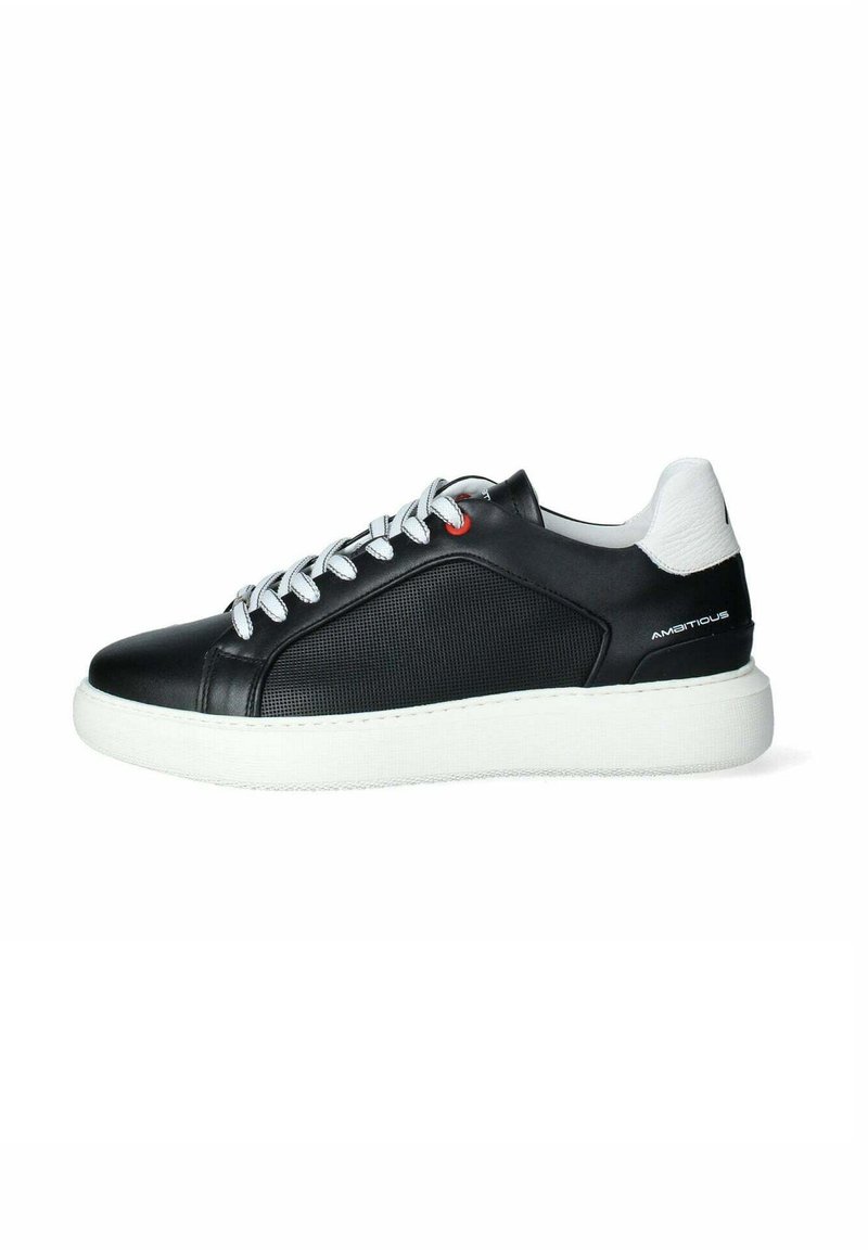Sneaker in pelle nera con lati texturizzati, suola in gomma bianca e lacci argentati. Presenta un accento rosso e un dettaglio del tallone bianco liscio.