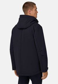 Mornarska podložena jakna s kapuco, z visokim ovratnikom in zadrgo. Gladka tekstura s šivanimi detajli in stranskimi žepi.