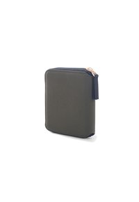 Portafoglio quadrato compatto di tessuto grigio scuro con cerniera blu marina e linguetta in tessuto su sfondo bianco.