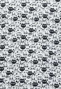 Patroonstof met zwart-witte cartoonkatten met bril, vissen en andere speelse ontwerpen op een lichte achtergrond.