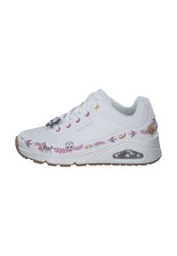 Weißer Sneaker mit abgerundetem Zehenbereich, leichtem Design, pinken und lila dekorativen Blumen- und Schädeldesigns sowie einer transparenten Luftkissen-Sohle.