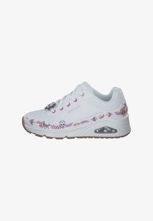 Witte sneaker met een ronde neus, lichtgewicht ontwerp, roze en paarse decoratieve bloemen- en schedelpatronen, en een doorzichtige luchtkussenzool.