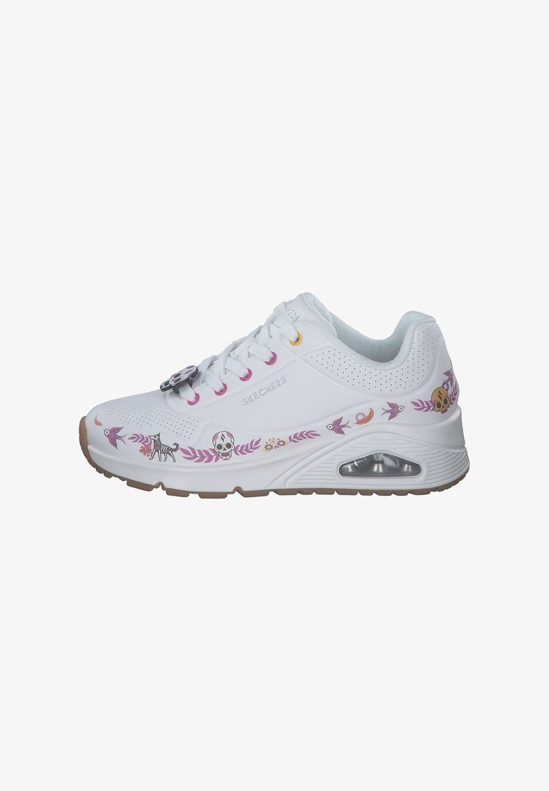 Białe sneakersy z zaokrąglonym noskiem, lekką konstrukcją, ozdobnymi kwiatowymi i czaszkowymi wzorami w kolorach różowym i purpurowym, oraz przezroczystą poduszką powietrzną w podeszwie.