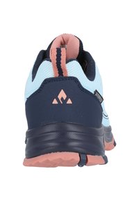 Blaues und marineblaues Sportsschuh mit einem strukturierten Mesh-Obermaterial, pinken Akzenten, verstärktem Absatz und orangefarbener Gummisohle mit einem Zickzackmuster.
