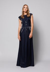 Granatowa, podłogowa sukienka z błyszczącego materiału, z krótkimi rękawami, dopasowaną w talii i subtelnym złotym akcentem w talii.