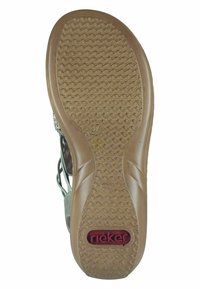 Brun gummisula med texturerat mönster; har "37" och "rieker"-logotyp i rött. Rundad form, flexibel design och greppyta.