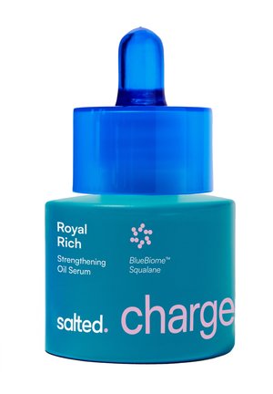 Blaue Tropfflasche mit der Aufschrift Royal Rich Strengthening Oil Serum mit BlueBiome Squalane und salted charge Branding.