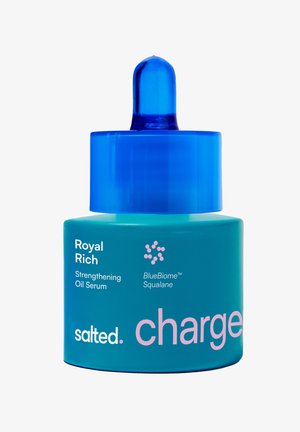 Flacon compte-gouttes bleu étiqueté Royal Rich Strengthening Oil Serum avec BlueBiome Squalane et branding salted charge.