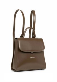 Sac à main en cuir marron avec un design structuré, doté d'une bandoulière amovible, d'une poignée supérieure et d'une fermeture à rabat. Logo sur le devant.