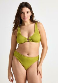 Grön texturerad bikiniuppsättning med skopa halsringning och en framringdetalj på toppen, samt högmidjade underdelar.