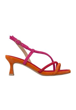 Suède sandaal met hoge hakken, voorzien van roze en oranje banden, een minimalistisch ontwerp, een smalle hak en een verstelbare enkelband met een metalen gespsluiting.