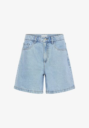 Pantalones cortos de mezclilla azul claro con bolsillos delanteros, cierre de botón y trabillas para cinturón, mostrados sobre un fondo blanco.