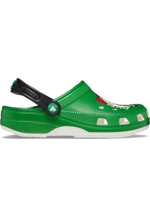Sabot vert à enfiler avec bride noire au talon, logo Celtics sur la bride et graphisme Boston Celtics sur le dessus, semelle blanche avec des trous de ventilation.