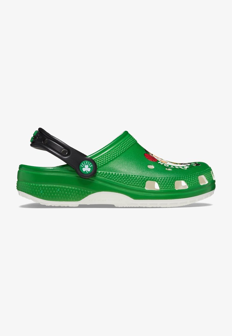 Sabot vert à enfiler avec bride noire au talon, logo Celtics sur la bride et graphisme Boston Celtics sur le dessus, semelle blanche avec des trous de ventilation.