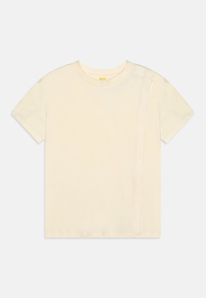 Kreminės spalvos trumpomis rankovėmis marškinėliai, pagaminti iš minkštos medvilnės. Juos puošia siuvinėta detalė kairėje pusėje. Paprasta apykaklės forma.