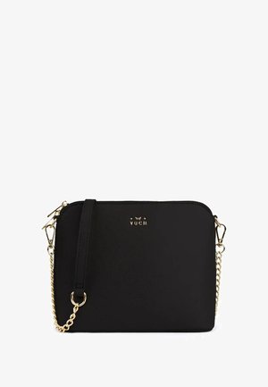 Schwarze Umhängetasche aus glattem Material. Verfügt über einen goldenen Kettenriemen, einen Reißverschluss und ein geprägtes "VUCH"-Logo auf der Vorderseite.