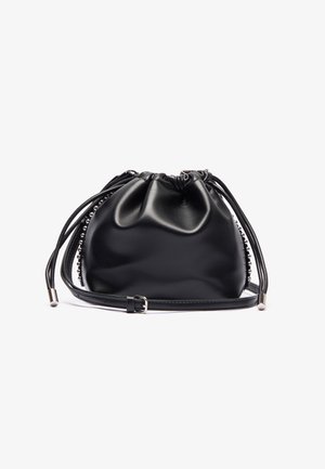 Schwarze Ledertasche mit Kordelzug und glatter Oberfläche. Verfügt über einen abnehmbaren Gurt und dekorative Perlenakzente an der Seite.