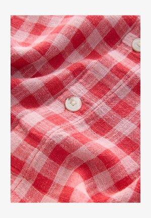 Rødt og lyserødt ternet stof med en blød tekstur, med hvide knapper og et afslappet design, der passer til skjorter eller bluser.