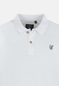 Polo bianco in cotone con colletto classico, pattina con due bottoni e logo ricamato con ali sul lato sinistro del petto.