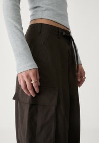 Stradivarius Cargobroek - dark brown