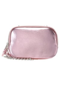 Borsa a zip metallica rosa con forma rettangolare, presenta una tracolla in catena argentata e un dettaglio intrecciato sulla linguetta della zip.
