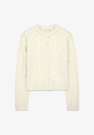 Cardigan crème en maille torsadée avec manches longues, encolure ronde, devant boutonné et poignets et ourlet côtelés.